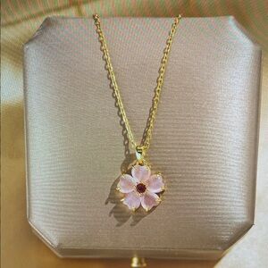 Chic Gold Necklace with Pink Floral Pendant